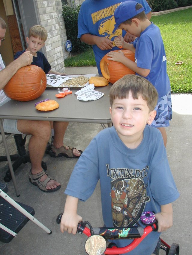 2004-10-31-Halloween-08-pumpkin-carving-Dax.JPG