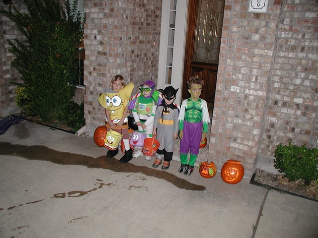 2004-10-31-Halloween-Trick-or-treat-1-Jack-Case-Dax-Chance.JPG