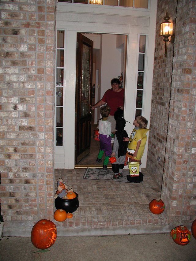 2004-10-31-Halloween-Trick-or-treat-6-Jack-Dax-Chance.JPG