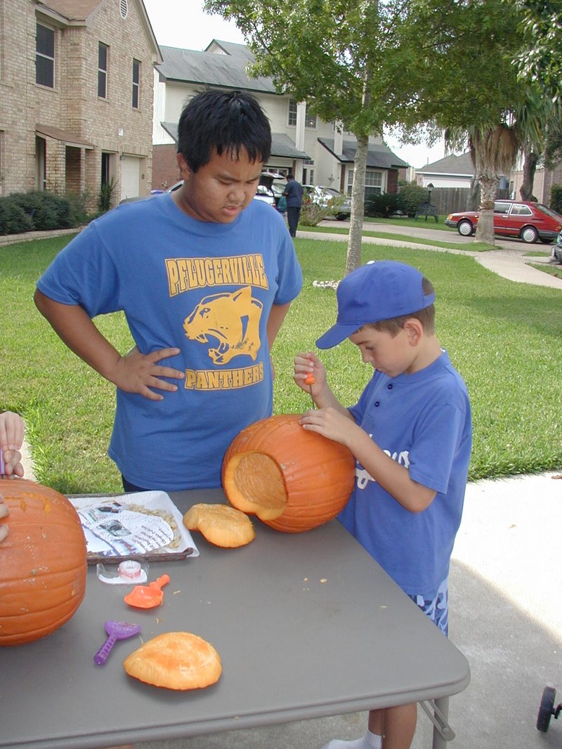 2004/10(October)/Halloween/800x600_2004-10-31-Halloween-04-pumpkin-carving-Tyler-Tanner.JPG