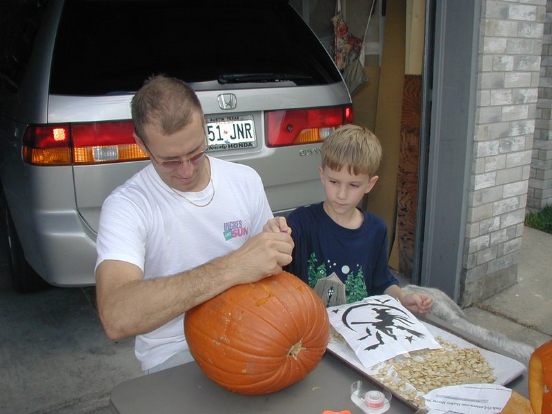 2004-10-31-Halloween-06-pumpkin-carving-Travis-Chance.JPG