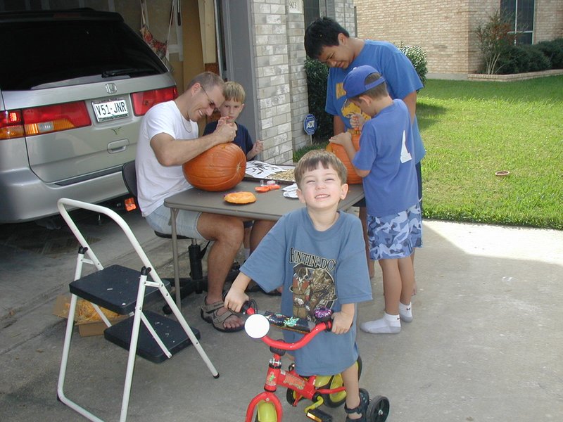 2004/10(October)/Halloween/800x600_2004-10-31-Halloween-07-pumpkin-carving-Travis-Chance-Dax-Tyler-Tanner.JPG
