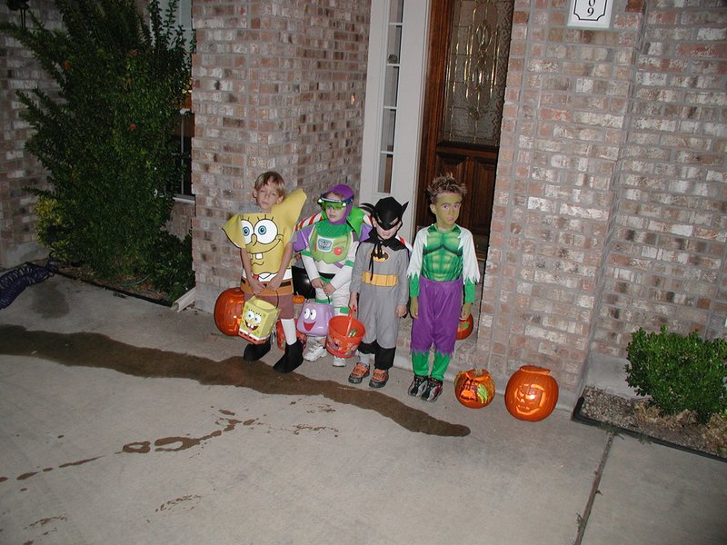 2004-10-31-Halloween-Trick-or-treat-1-Jack-Case-Dax-Chance.JPG