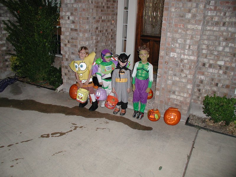 2004-10-31-Halloween-Trick-or-treat-2-Jack-Case-Dax-Chance.JPG