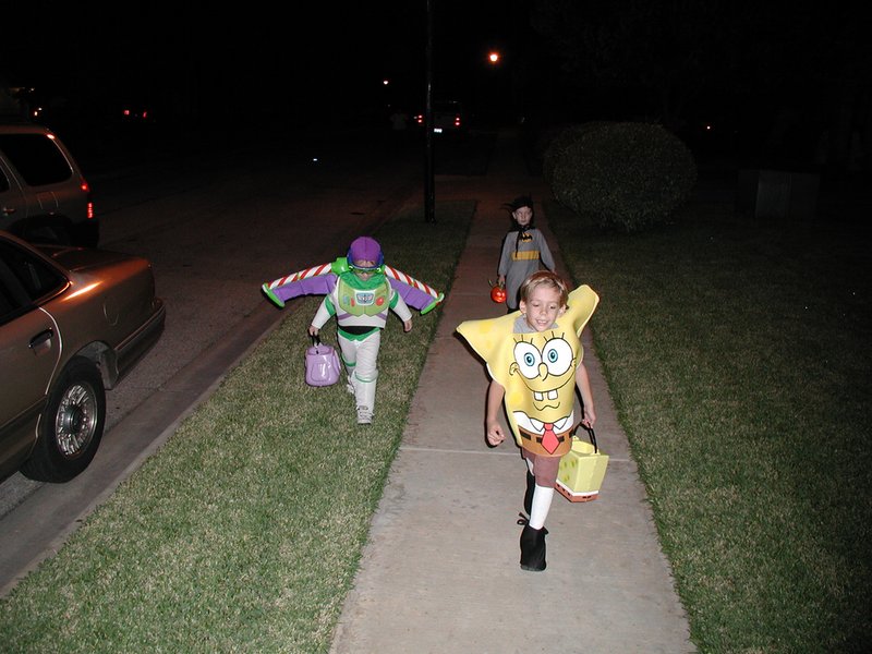 2004-10-31-Halloween-Trick-or-treat-3-Jack-Case-Dax.JPG