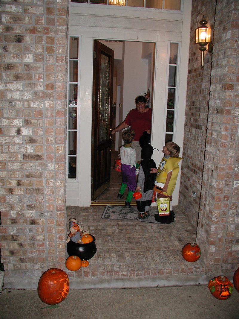 2004-10-31-Halloween-Trick-or-treat-6-Jack-Dax-Chance.JPG