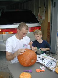 2004-10-31-Halloween-05-pumpkin-carving-Travis-Chance.JPG