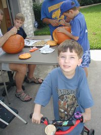 2004-10-31-Halloween-08-pumpkin-carving-Dax.JPG