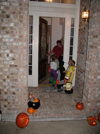 2004-10-31-Halloween-Trick-or-treat-6-Jack-Dax-Chance.JPG