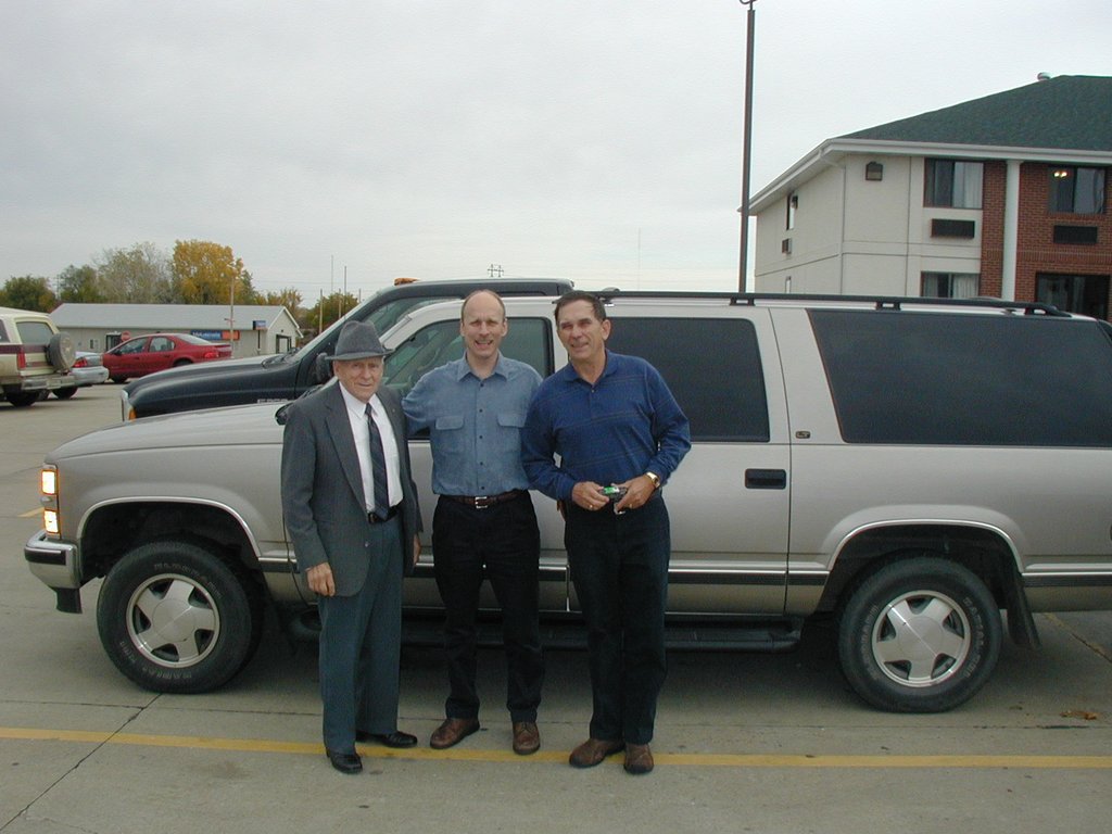 2004/10(October)/SD-Hunting/1024x768_2004-10-24-Pheasant-Hunting-3-AlbertScott-Dan-Tim.JPG