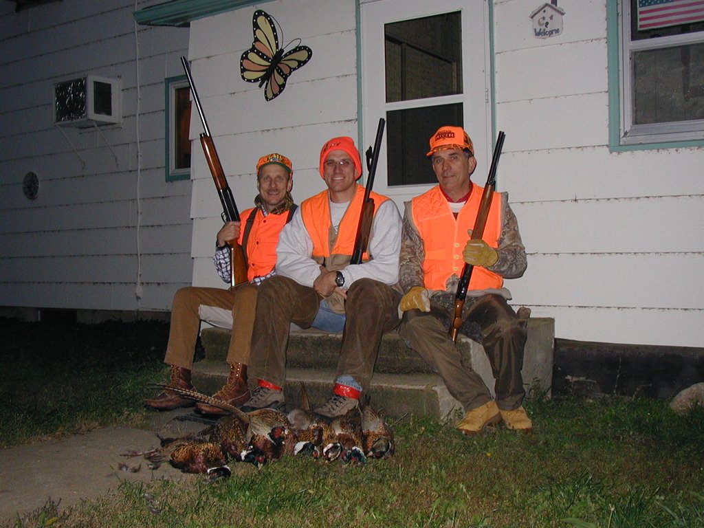 2004/10(October)/SD-Hunting/1024x768_2004-10-26-Pheasant-Hunting-01-Dan-Travis-Tim.JPG
