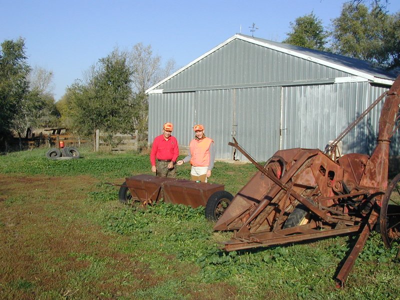 2004/10(October)/SD-Hunting/800x600_2004-10-26-Pheasant-Hunting-08-Tim-Dan.JPG