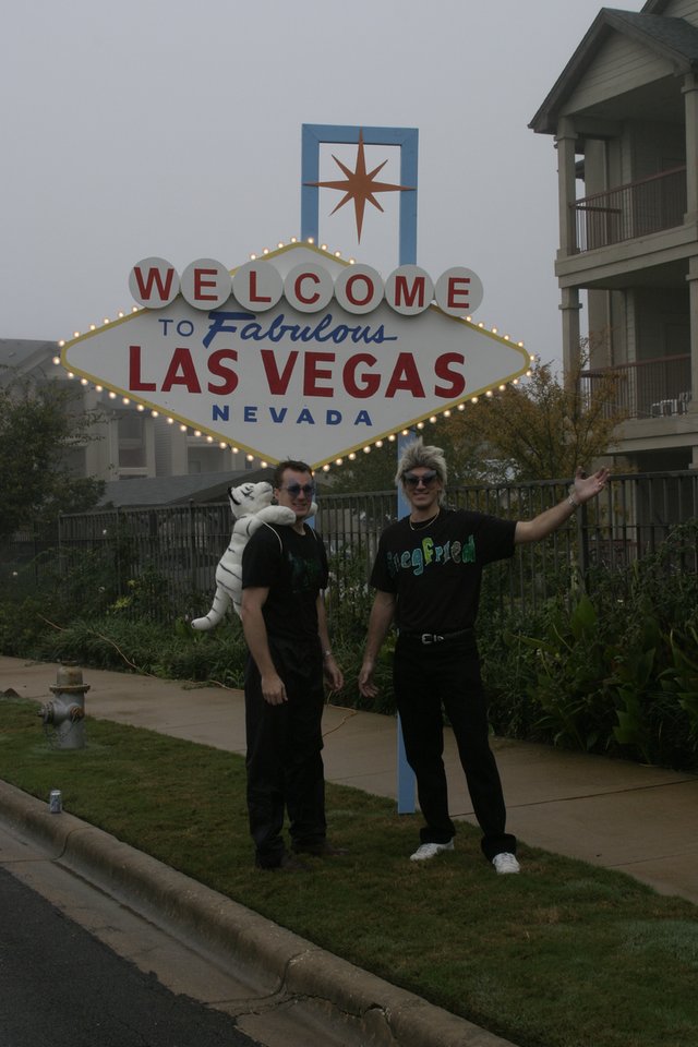 2004-11-21-Motive-Bison-Stampede-26-Welcome-to-Las-Vegas-Roy-Seigfried.JPG