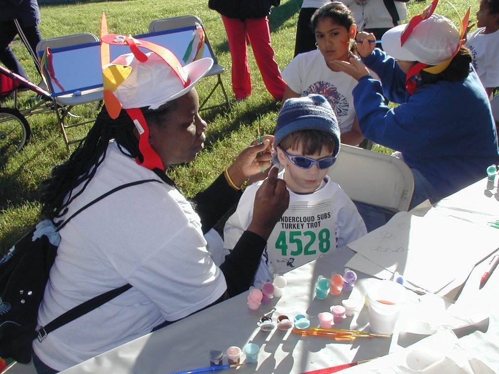 2004/11(November)/Thanksgiving/1024x768_2004-11-25-Thanksgiving-Turkey-Trot-09-Dax.JPG