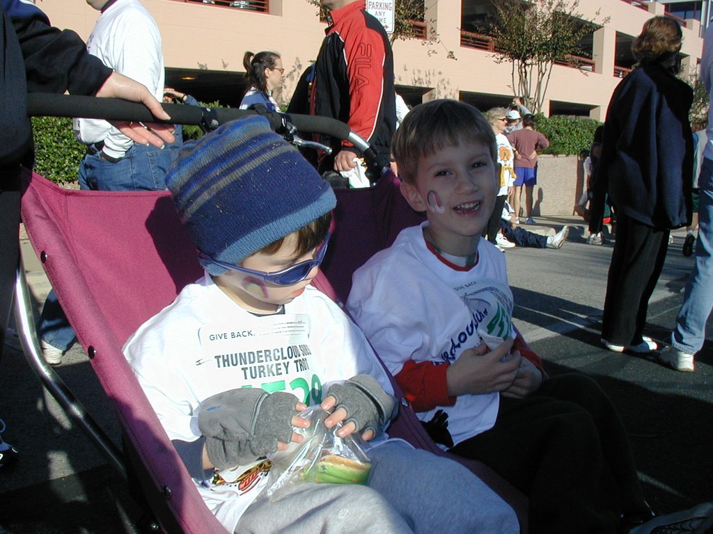 2004/11(November)/Thanksgiving/1024x768_2004-11-25-Thanksgiving-Turkey-Trot-12-Dax-Chance.JPG