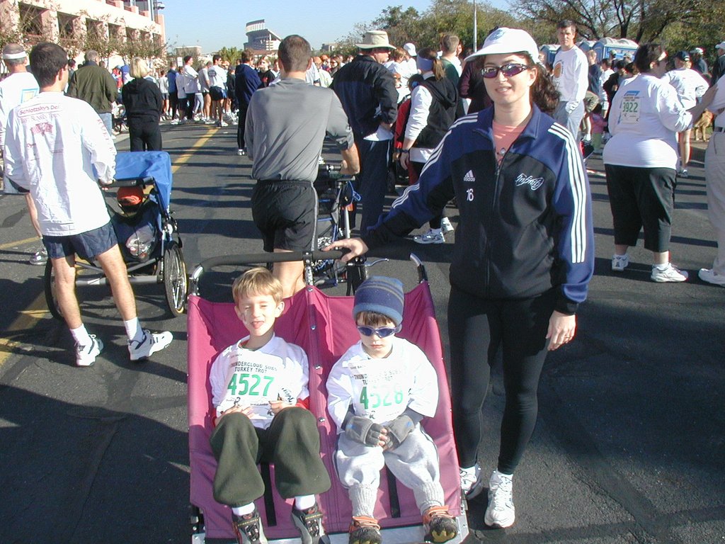 2004/11(November)/Thanksgiving/1024x768_2004-11-25-Thanksgiving-Turkey-Trot-13-Chance-Dax-Suzi.JPG