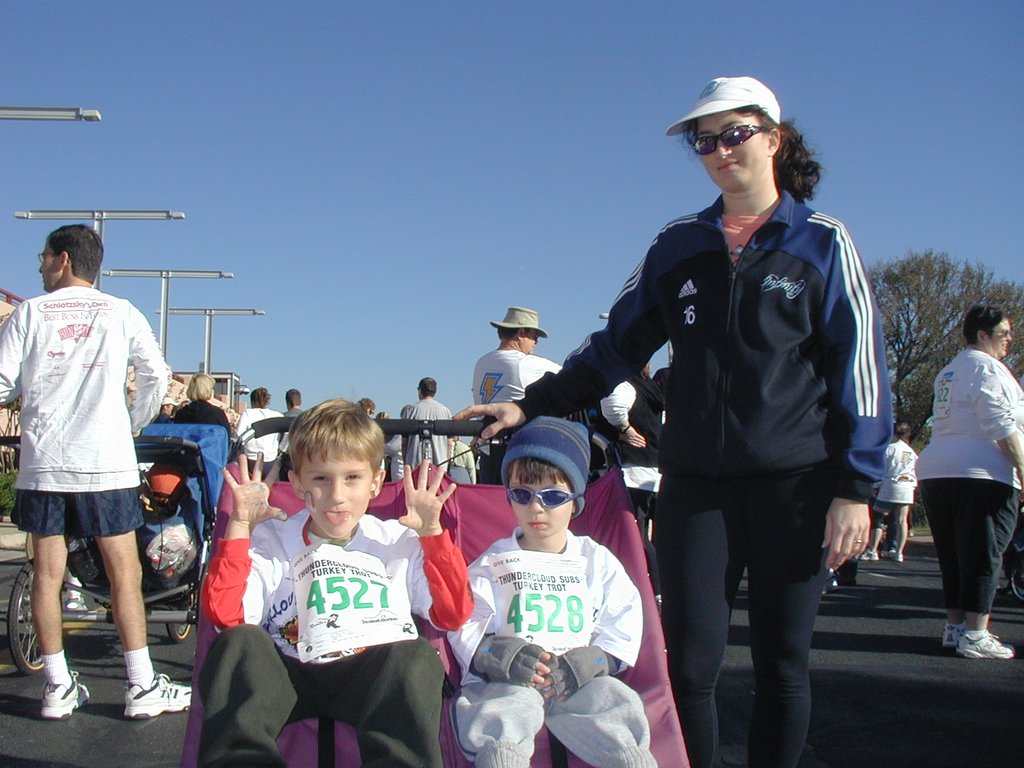 2004/11(November)/Thanksgiving/1024x768_2004-11-25-Thanksgiving-Turkey-Trot-14-Chance-Dax-Suzi.JPG