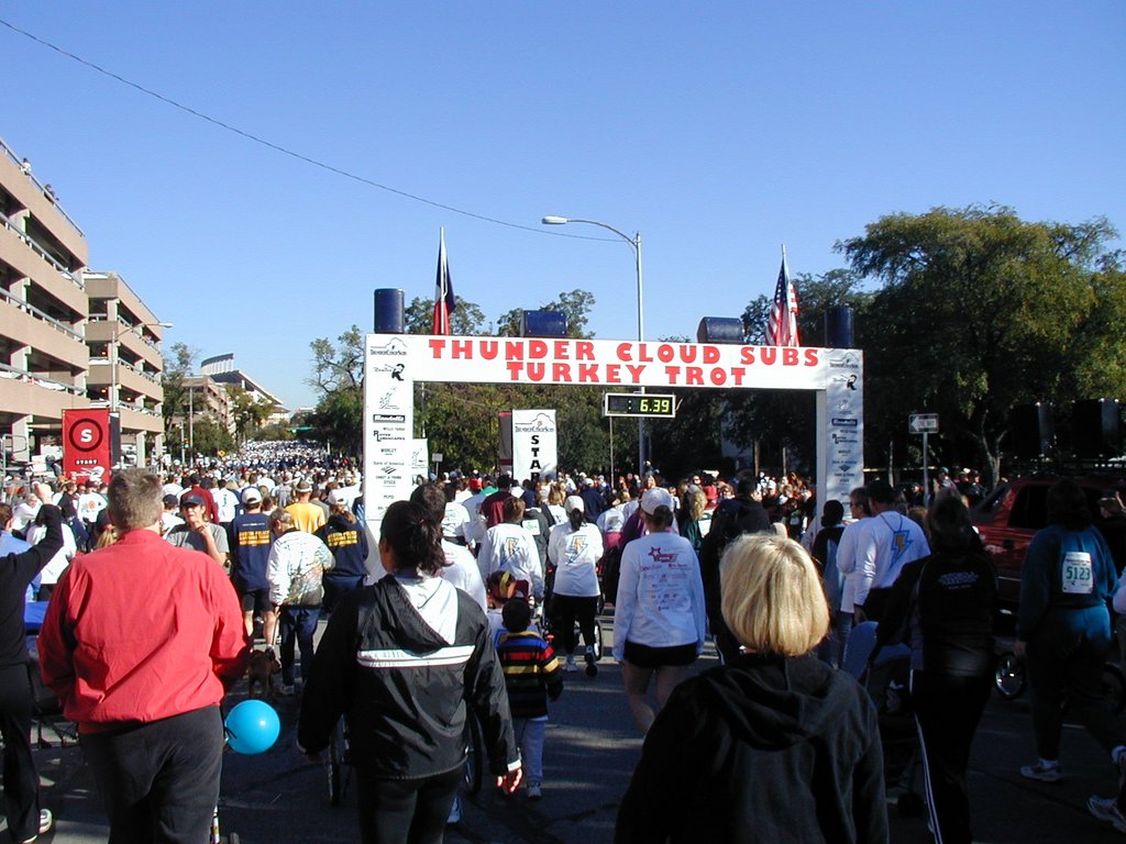 2004/11(November)/Thanksgiving/1024x768_2004-11-25-Thanksgiving-Turkey-Trot-15-Start.JPG