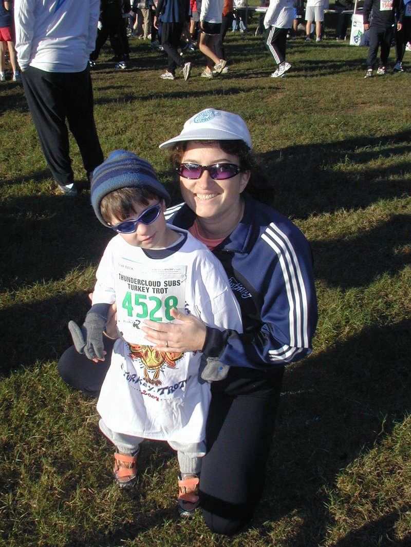 2004/11(November)/Thanksgiving/800x600_2004-11-25-Thanksgiving-Turkey-Trot-03-Dax-Suzi.JPG
