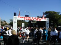2004-11-25-Thanksgiving-Turkey-Trot-16-Start.JPG