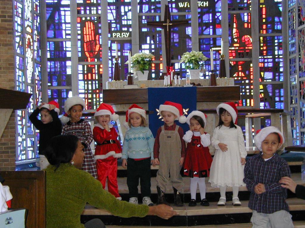 2004/12(December)/Christmas/1024x768_2004-12-15-Christmas-program-1-Dax.JPG
