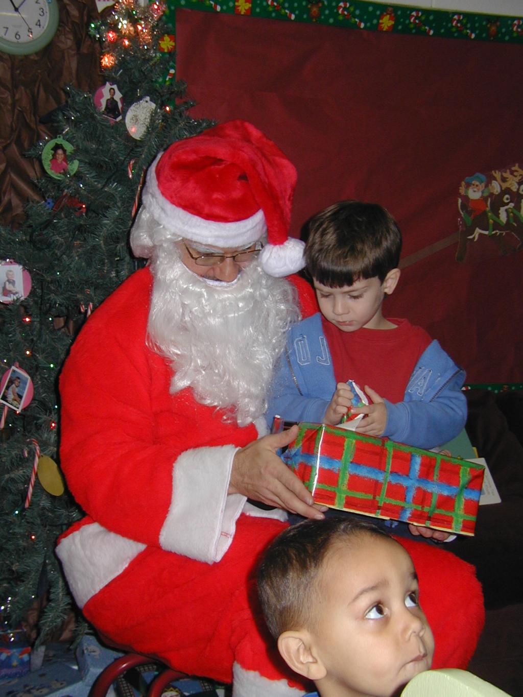 2004/12(December)/Christmas/1024x768_2004-12-16-Christmas-Party-04-Dax.JPG
