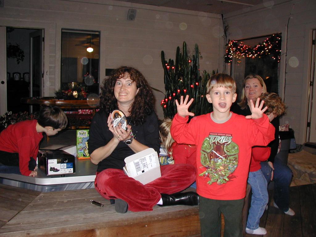 2004/12(December)/Christmas/1024x768_2004-12-24-Christmas-Eve-18-Suzi-data-recorder-Chance-Katie.JPG