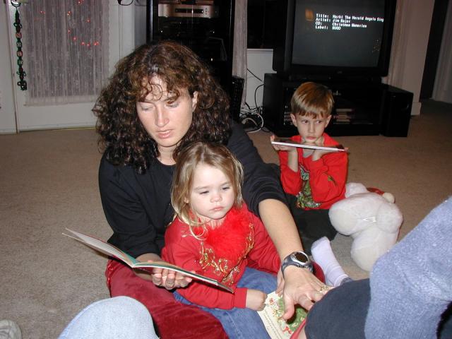 2004-12-24-Christmas-Eve-03-Suzi-reading-to-Kyla-Chance.JPG