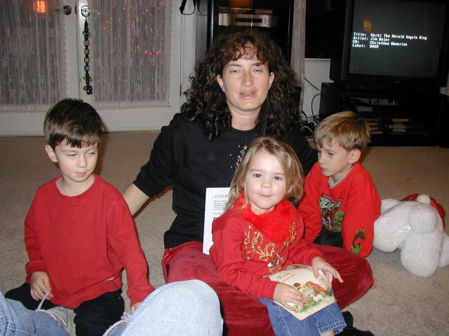 2004-12-24-Christmas-Eve-05-Suzi-reading-to-Kyla-Chance-Dax.JPG