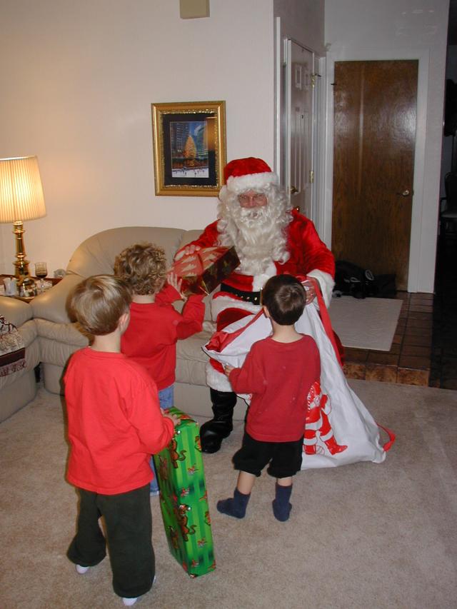 2004/12(December)/Christmas/640x480_2004-12-24-Christmas-Eve-12-Santa-Chance-Dax-Vale.JPG