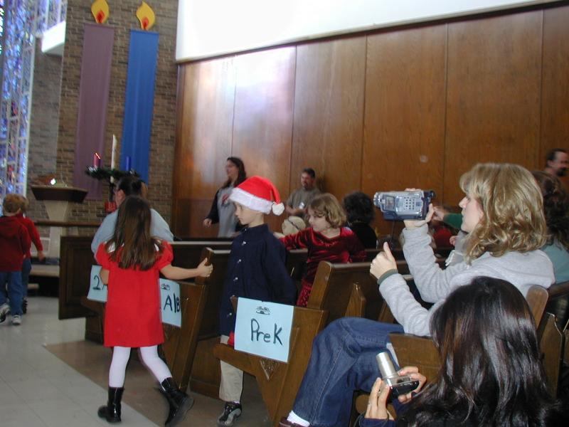 2004/12(December)/Christmas/800x600_2004-12-15-Christmas-program-2-Chance.JPG