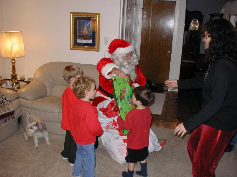 2004/12(December)/Christmas/800x600_2004-12-24-Christmas-Eve-11-Santa-Chance-Dax-Vale-Kyla-Suzi.JPG
