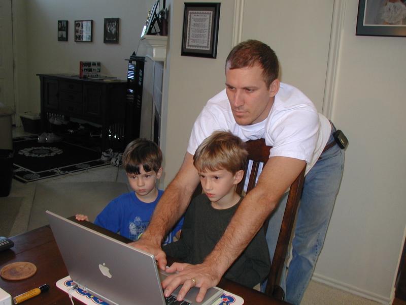 2004/12(December)/Misc/2004-11-27-Travis-Chance-Dax-mac-help.JPG
