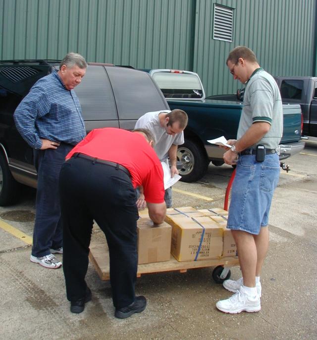 2005/01(January)/Coronation-Ball/640x480_2005-01-08-Coronation-Ball-03-Bead-shopping-Travis-Jim-Randy.JPG