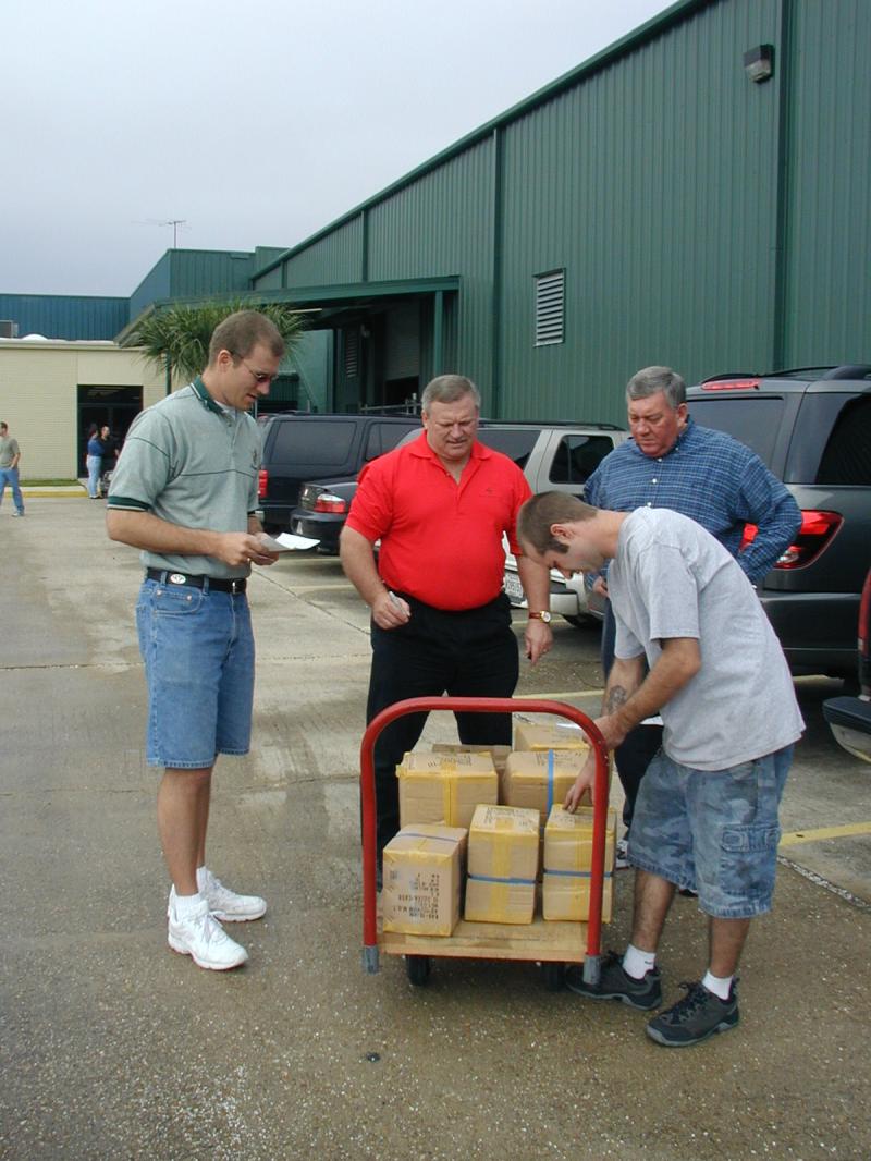 2005/01(January)/Coronation-Ball/800x600_2005-01-08-Coronation-Ball-04-Bead-shopping-Travis-Jim-Randy.JPG