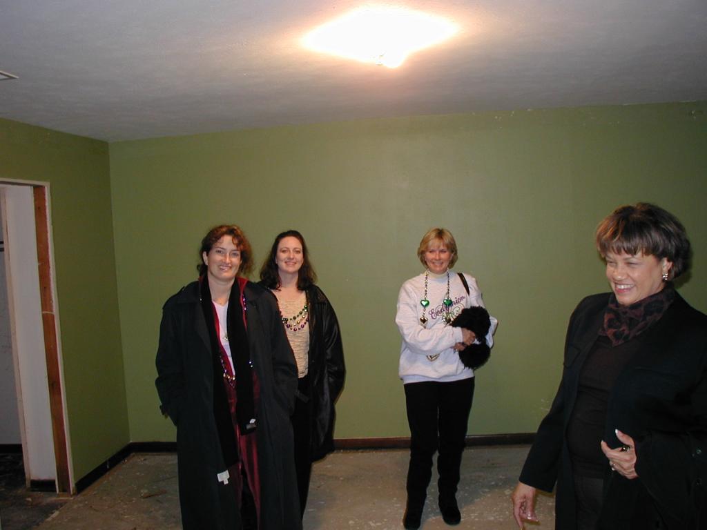2005/02(February)/2005-Mardi-Gras/1024x768_2005-02-02-New-Orleans-05-Schroder-new-house-Suzi-Marci-Janeen-Sybil.JPG