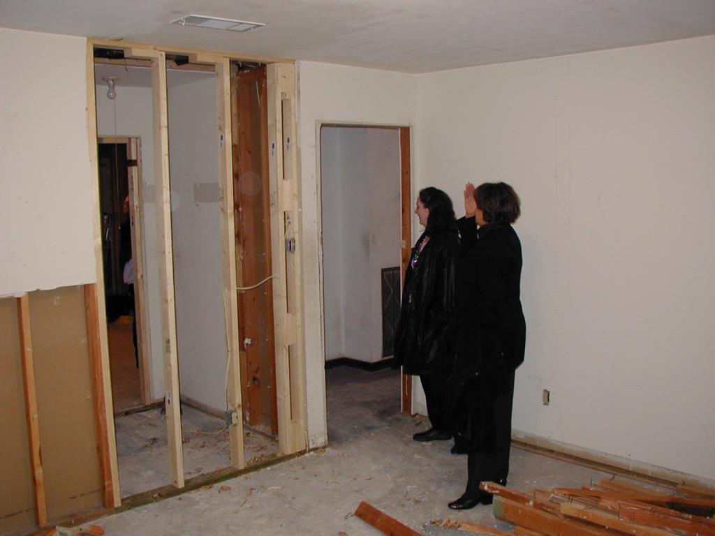 2005/02(February)/2005-Mardi-Gras/1024x768_2005-02-02-New-Orleans-06-Schroder-new-house-Marci-Sybil.JPG
