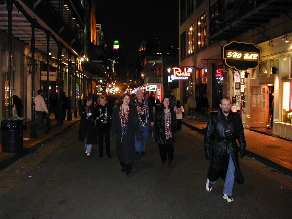 2005/02(February)/2005-Mardi-Gras/1024x768_2005-02-03-Balcony-03-Annie-Janeen-Suzi-Mike-Marci-Ren.JPG