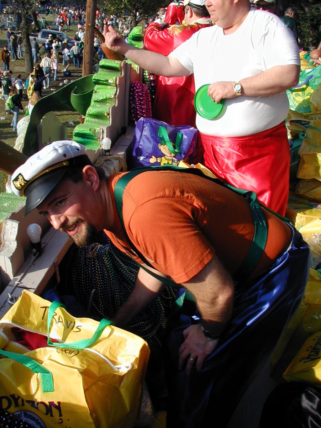2005/02(February)/2005-Mardi-Gras/1024x768_2005-02-05-Mardi-Gras-08-float-Ren-loading-beads.JPG