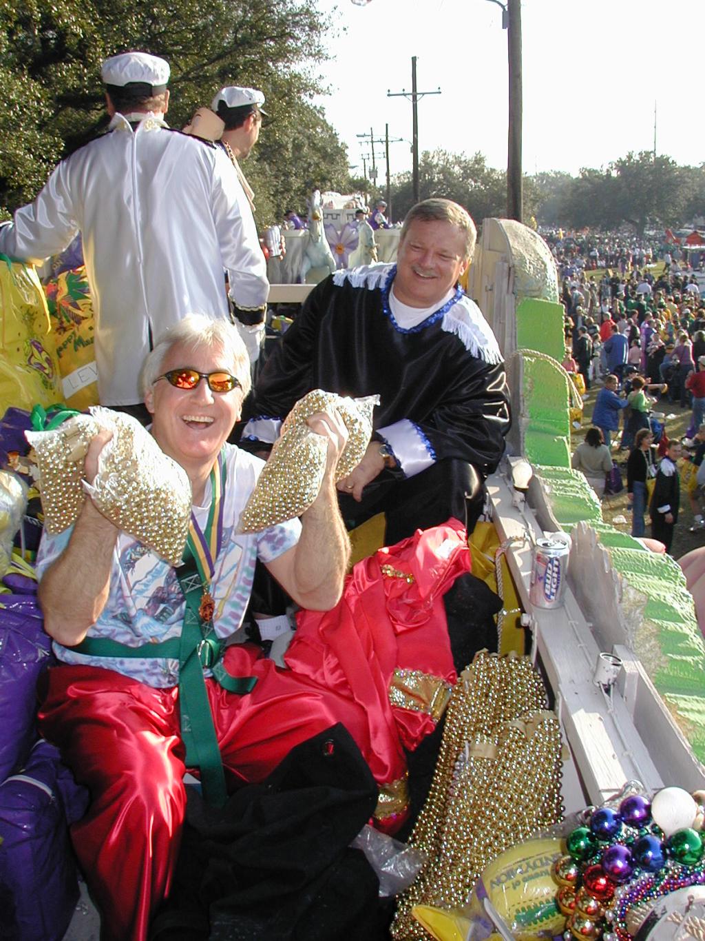 2005/02(February)/2005-Mardi-Gras/1024x768_2005-02-05-Mardi-Gras-09-float-Mike-loading-beads.JPG