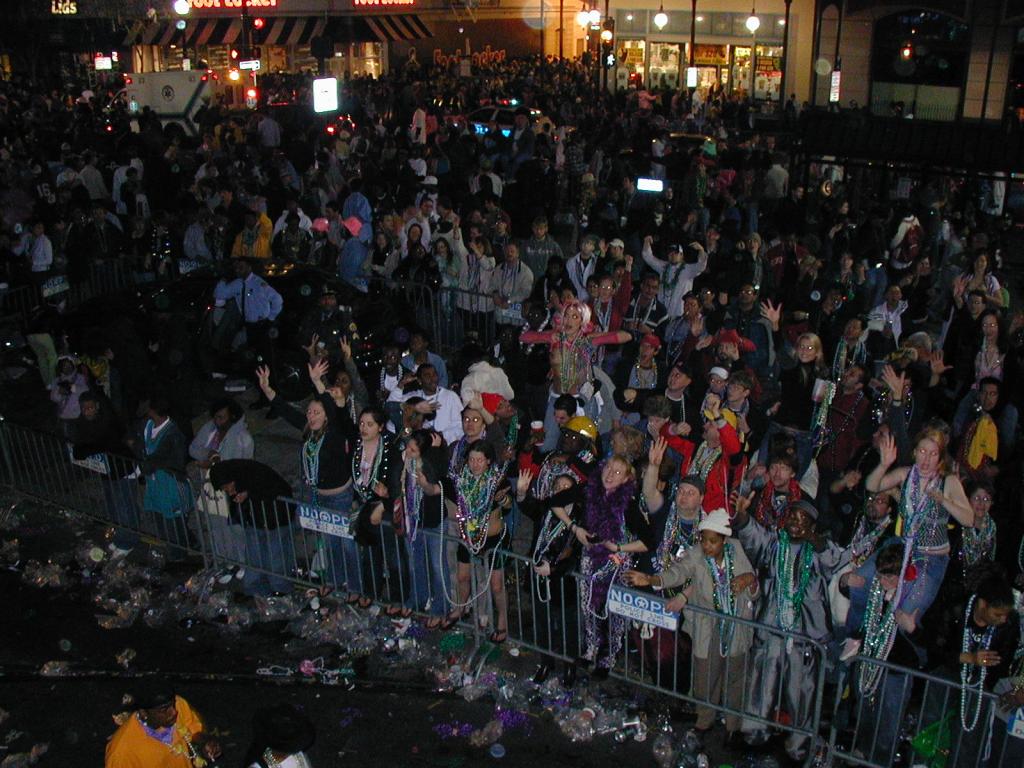 2005/02(February)/2005-Mardi-Gras/1024x768_2005-02-05-Mardi-Gras-18-float-crowd.JPG