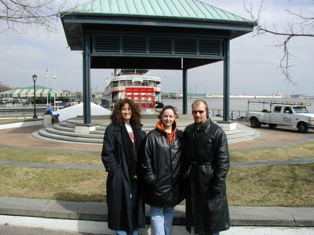 2005/02(February)/2005-Mardi-Gras/640x480_2005-02-04-New-Orleans-01-Suzi-Marci-Ren.JPG