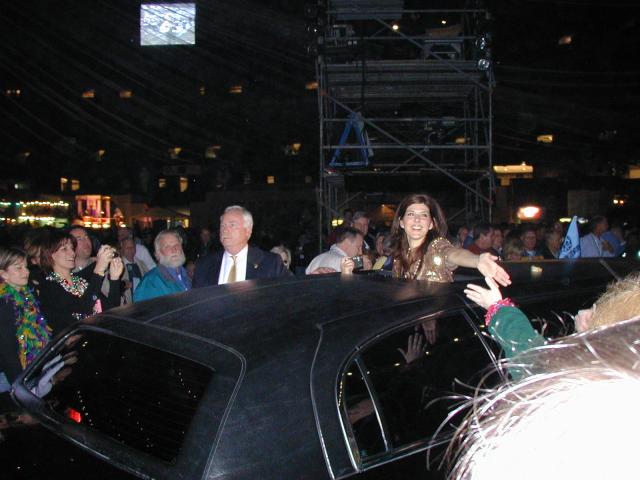 2005/02(February)/2005-Mardi-Gras/640x480_2005-02-04-New-Orleans-28-BeansNJeans-Marisa-Tomei-arrives.JPG