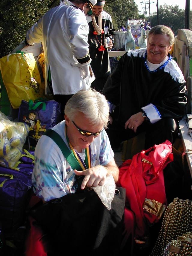 2005/02(February)/2005-Mardi-Gras/640x480_2005-02-05-Mardi-Gras-07-float-Mike-loading-beads.JPG