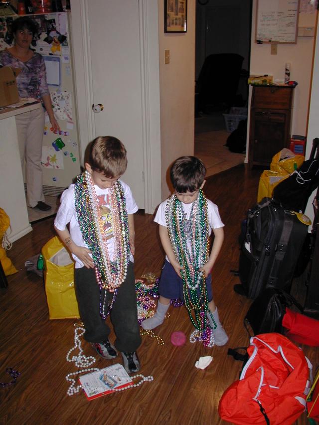 2005/02(February)/2005-Mardi-Gras/640x480_2005-02-07-beads-1-Chance-Dax.JPG