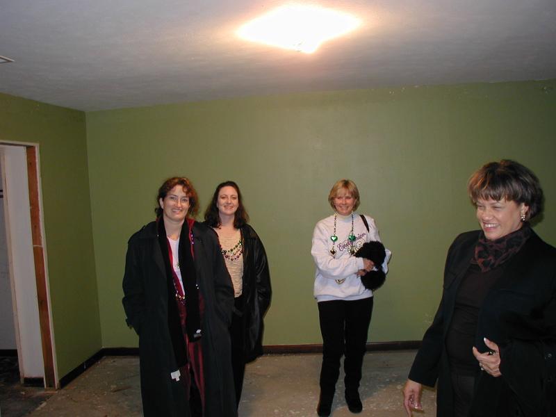2005-02-02-New-Orleans-05-Schroder-new-house-Suzi-Marci-Janeen-Sybil.JPG