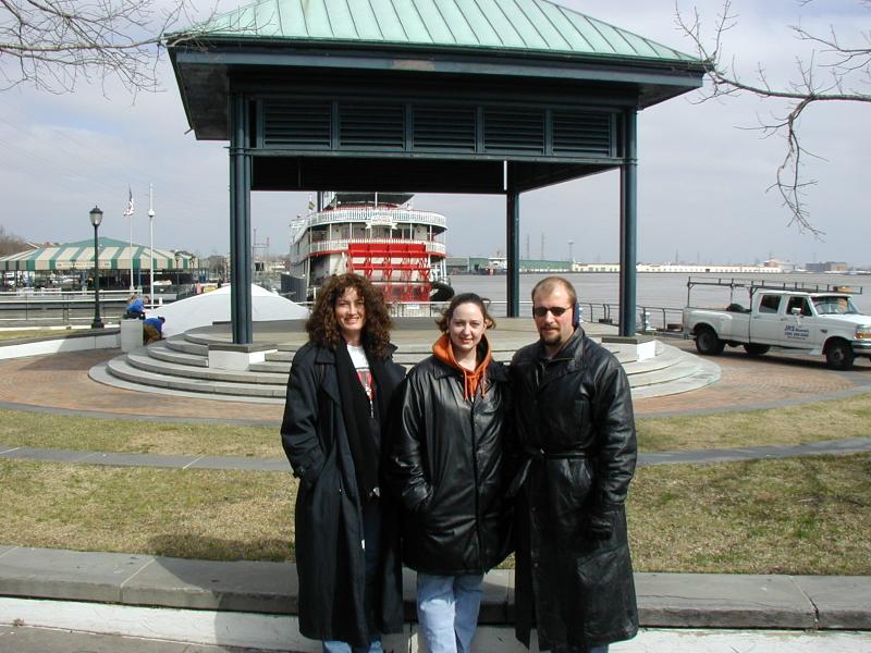 2005/02(February)/2005-Mardi-Gras/800x600_2005-02-04-New-Orleans-01-Suzi-Marci-Ren.JPG