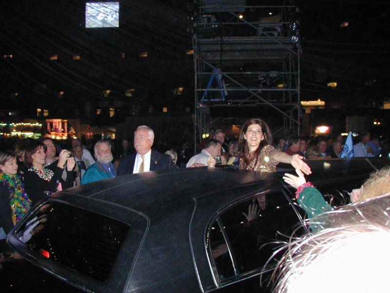 2005/02(February)/2005-Mardi-Gras/800x600_2005-02-04-New-Orleans-28-BeansNJeans-Marisa-Tomei-arrives.JPG