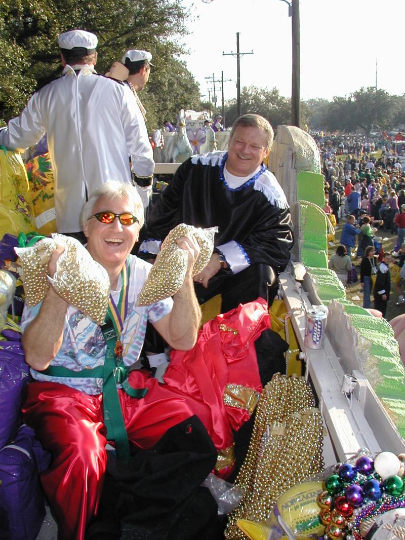 2005/02(February)/2005-Mardi-Gras/800x600_2005-02-05-Mardi-Gras-09-float-Mike-loading-beads.JPG