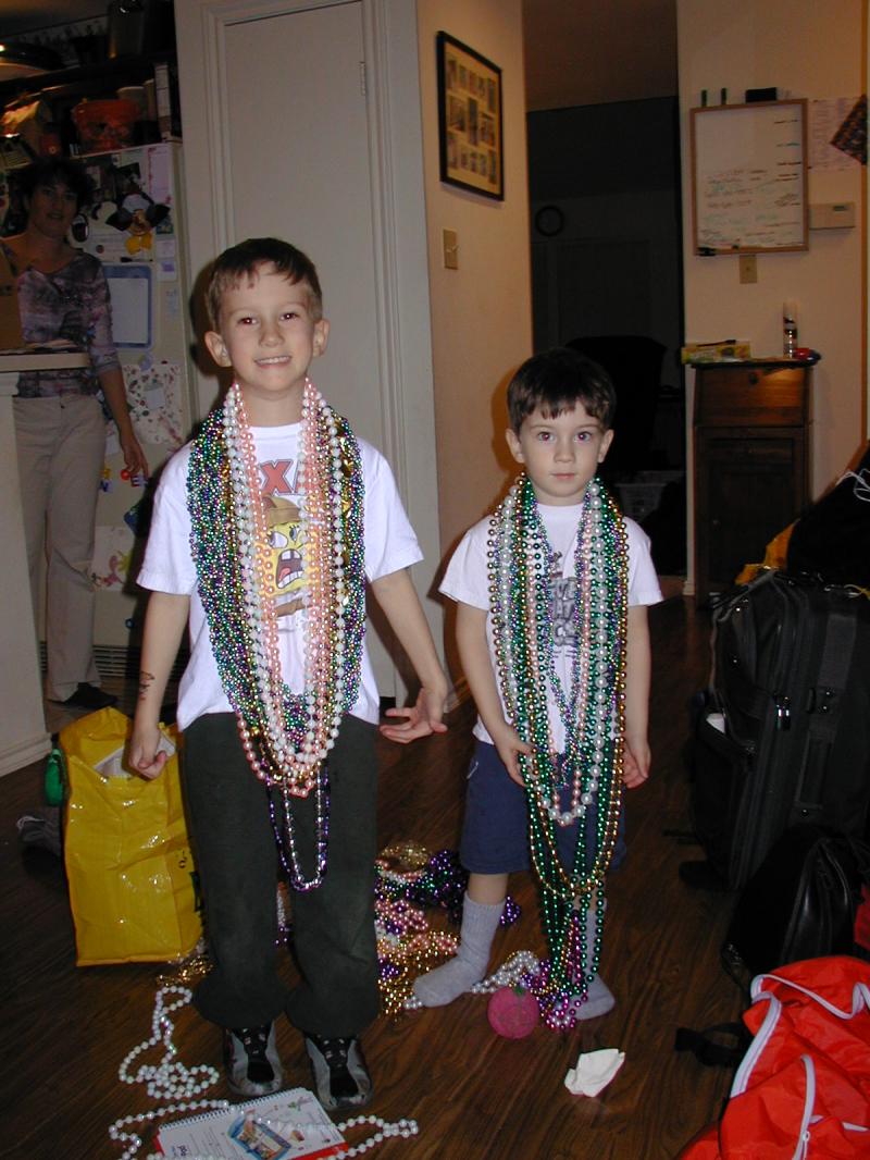 2005/02(February)/2005-Mardi-Gras/800x600_2005-02-07-beads-2-Chance-Dax.JPG